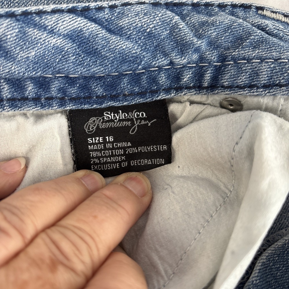 Style & Co Capris Womens Sz 16 Blue Denim w/ Rhinestones & Embroidery On Pockets - Picture 9 of 16
